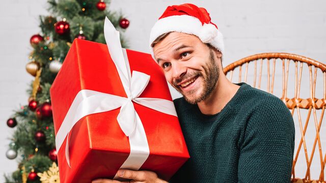 Что подарить мужу на Новый год: 50+ идей 