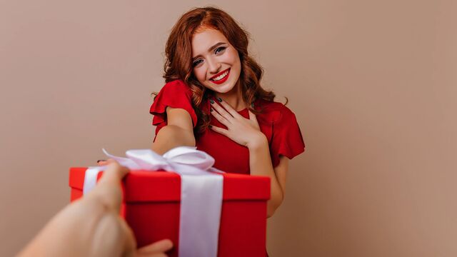 Глупо, нелепо и оскорбительно: какие подарки нельзя дарить женщине
