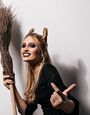 Зачем наши бабушки на ночь посыпали веник солью: примета, о которой многие забыли, а зря