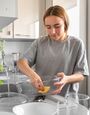 Можно ли мыть посуду, пока гости еще за столом: этикет и народные приметы