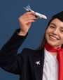 Почему на самом деле стюардессы здороваются с вами при входе в самолет — это не просто вежливость