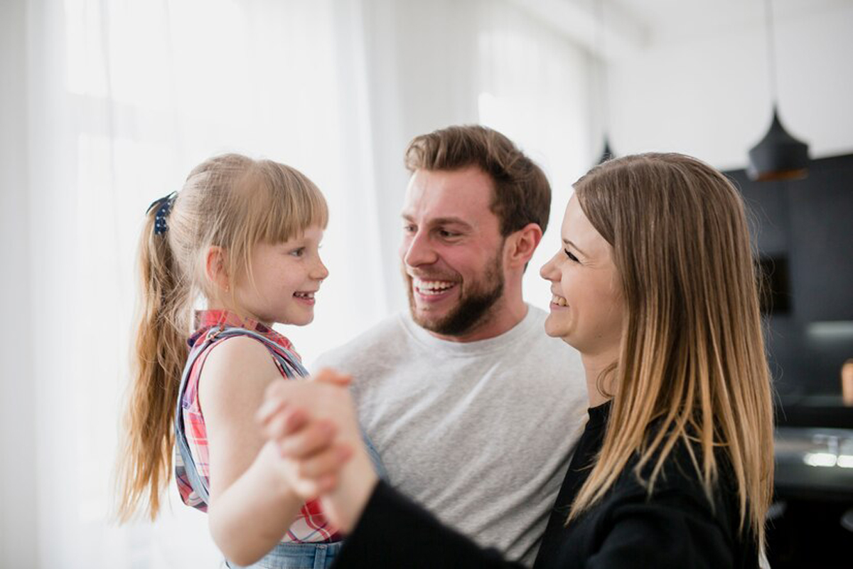 Parents 02. Семья фото картинки. Успешный ребенок - тактика родительской поддержки.