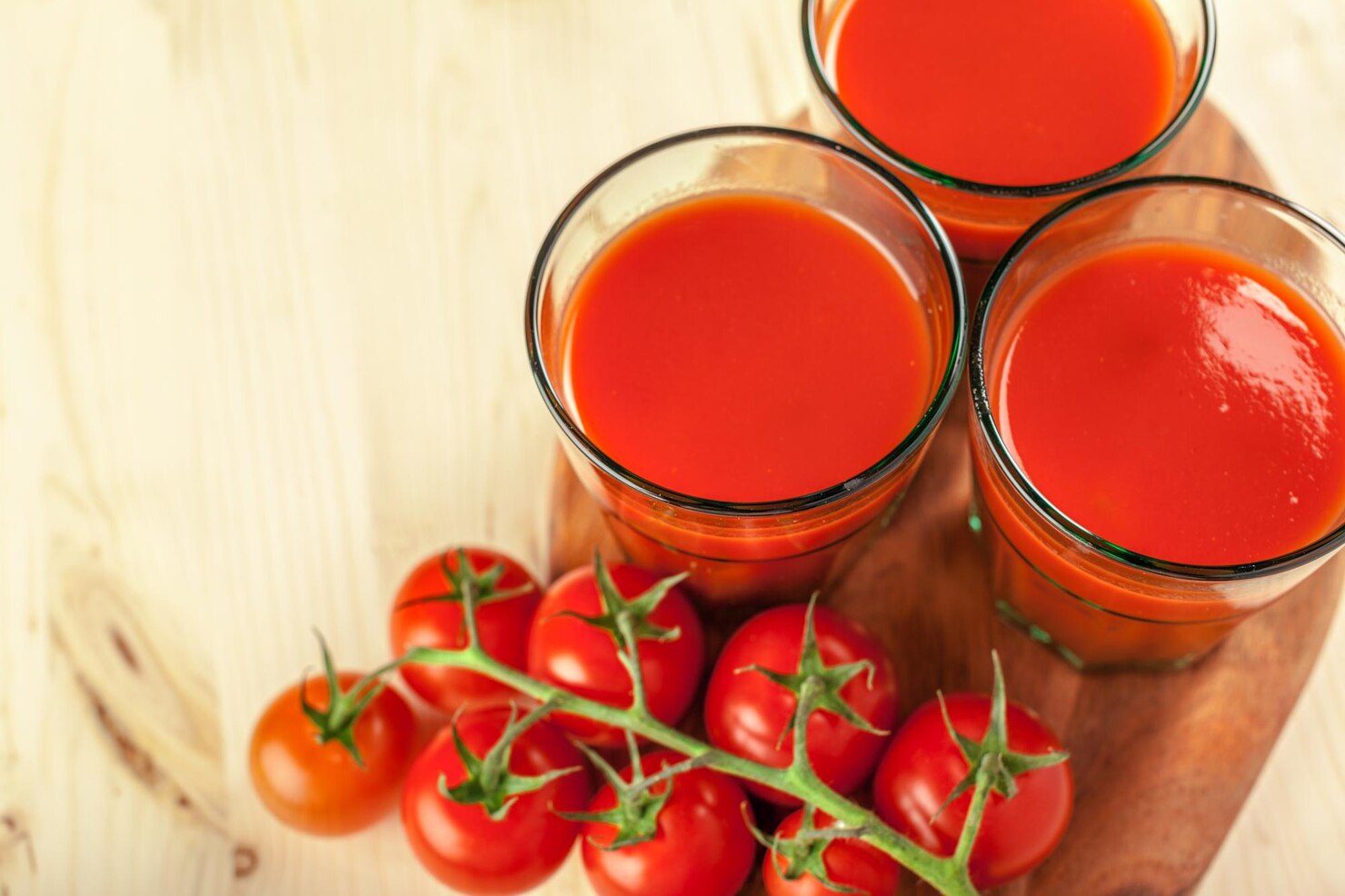 Как делают томатный сок. Томатный сок, помидоры, кувшин, стакан. Томатный сок текстура. Томатный сок льется. Томат жареный коктейль.