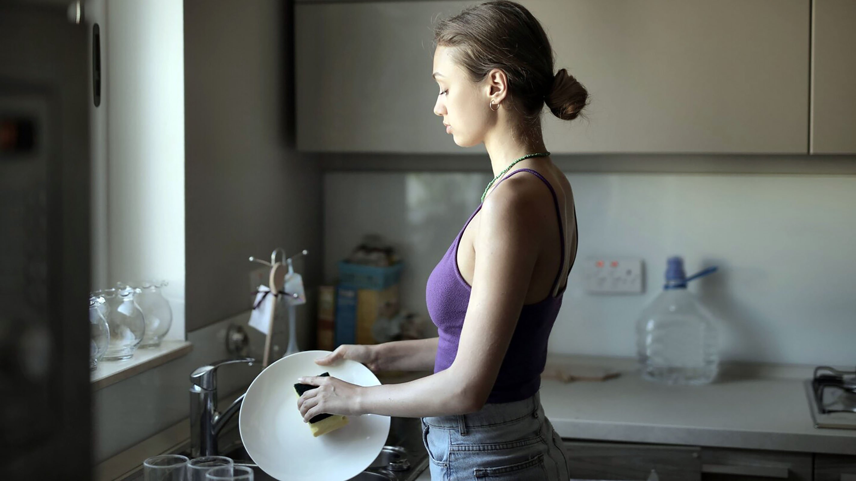 Почему нельзя оставлять посуду грязную на ночь. Девушка возле мойки кухня. Почему нельзя оставлять грязную посуду на ночь в раковине. Фото женщина моет посуду Формат jpg.