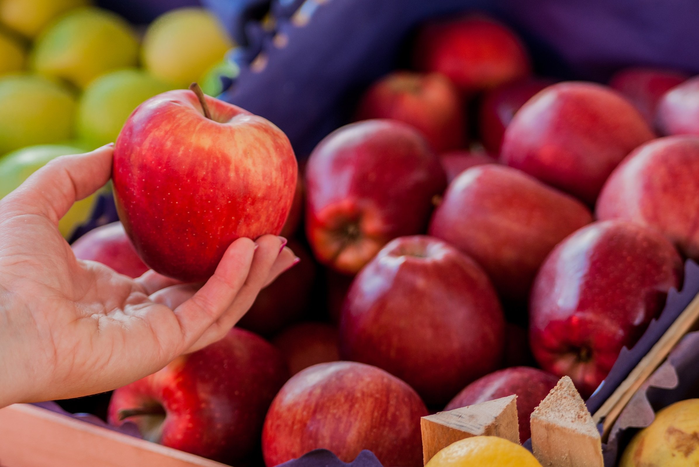 Ребенку можно свежее яблоко. Яблоки свежие. Красные яблоки на рынке. Яблоки импортные. Яблоки на рынке.