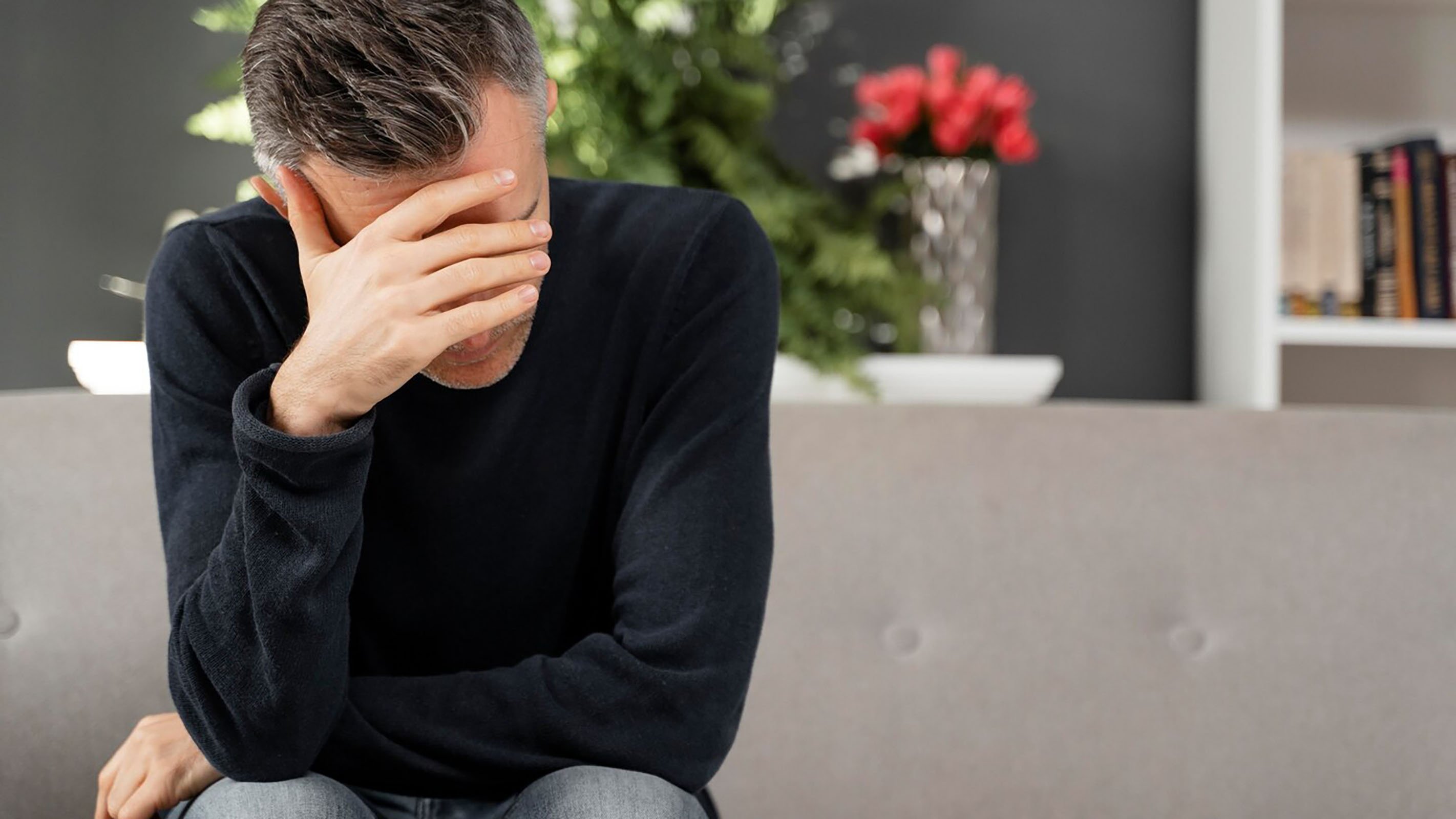 Боль клиента картинка. Психология уходящего мужчины. Отношения мужчины и женщины. Мужчина собирает вещи. Парень и девушка расстаются.