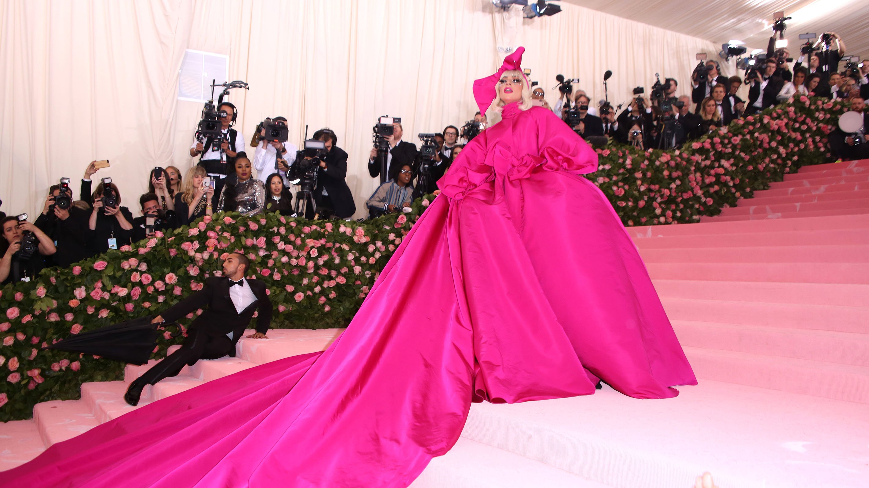 Из фарфора, воздушных шаров и шоколада: 8 самых необычных платьев