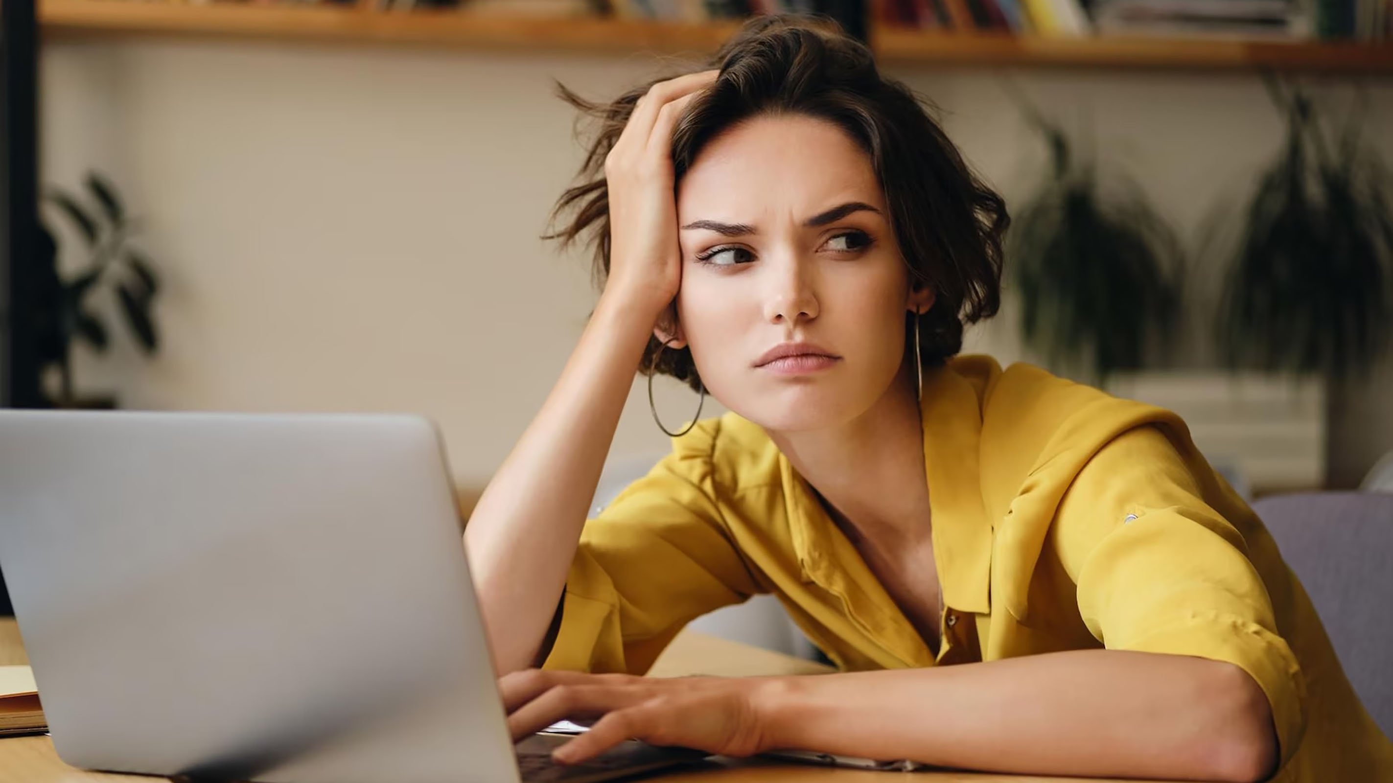 Видно издалека: 7 признаков во внешности женщины, которые выдают низкую ...